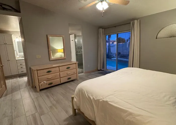 Holiday home Breakwater Retreat Pool, Spa, Game Room, Boat Parking *