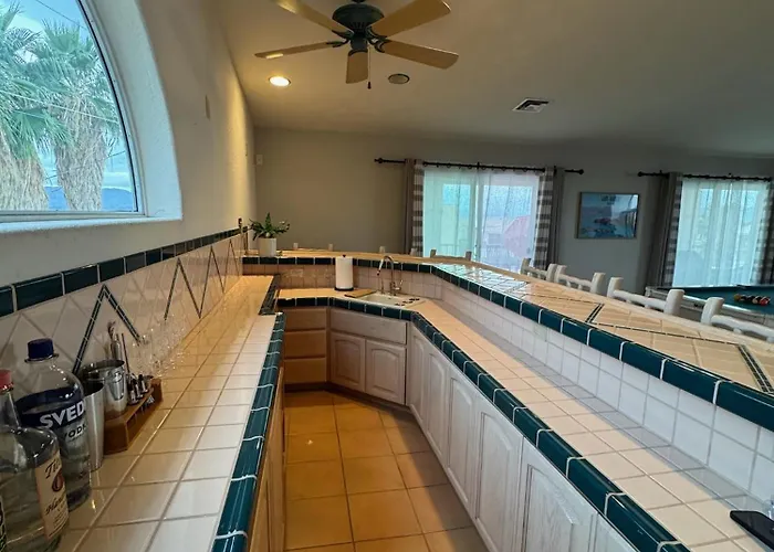 Breakwater Retreat Pool, Spa, Game Room, Boat Parking Holiday home