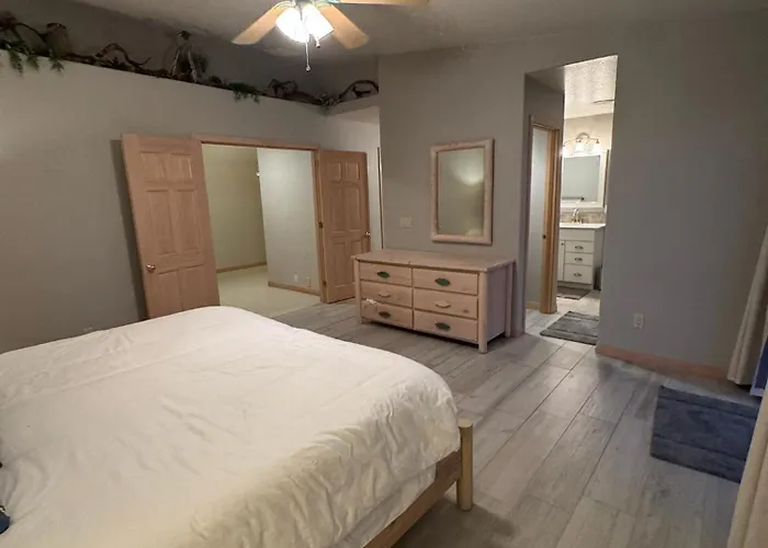 Breakwater Retreat Pool, Spa, Game Room, Boat Parking Holiday home *